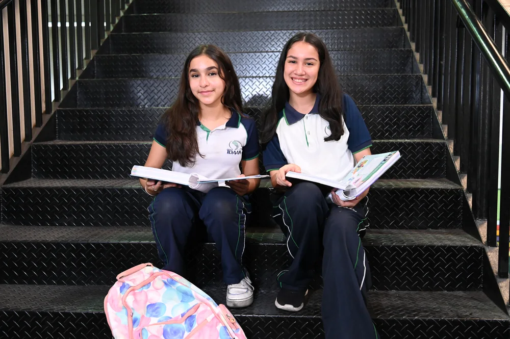 Alunas do IDAAM estudando na escadaria