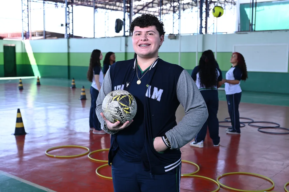 Aluno do IDAAM com bola na quadra
