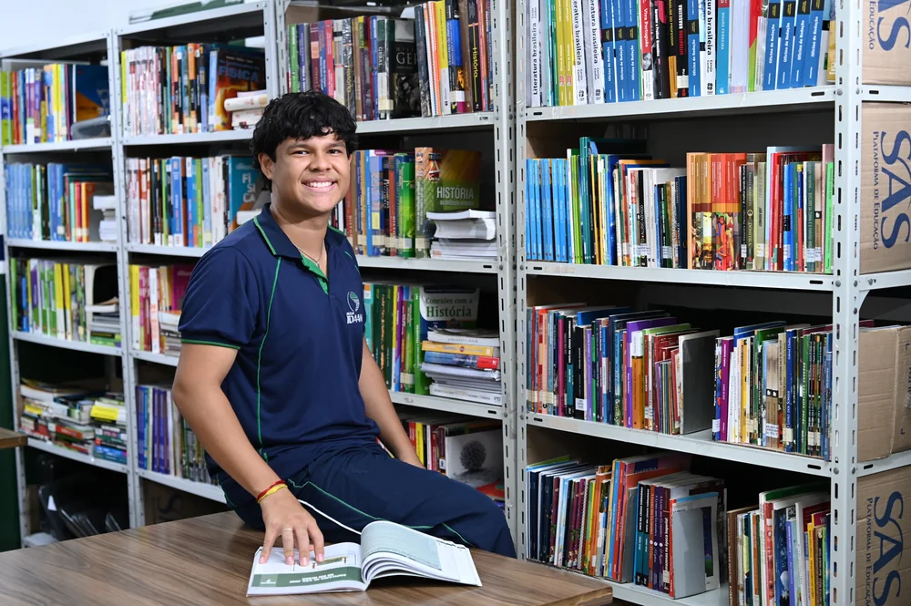 Aluno do IDAAM lendo na biblioteca