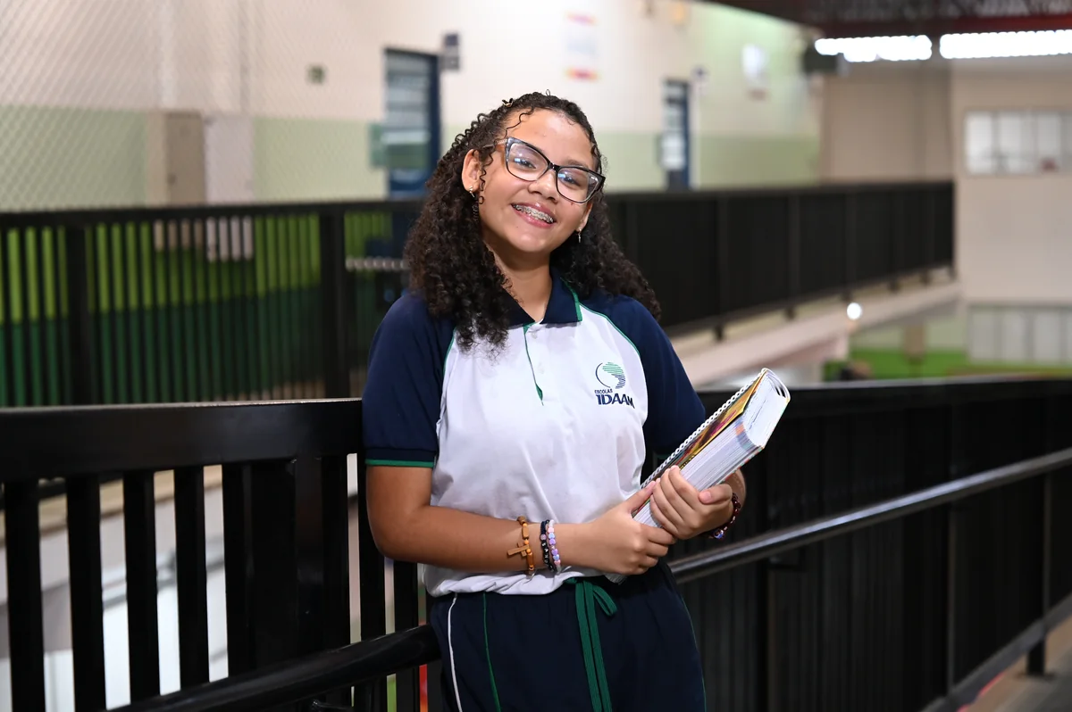 Aluna do IDAAM segurando livros