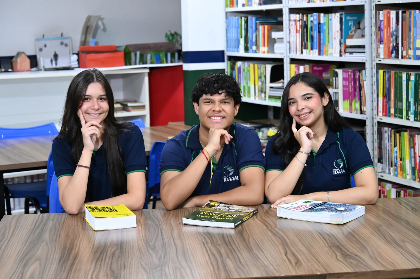 Alunos do IDAAM sorrindo na biblioteca