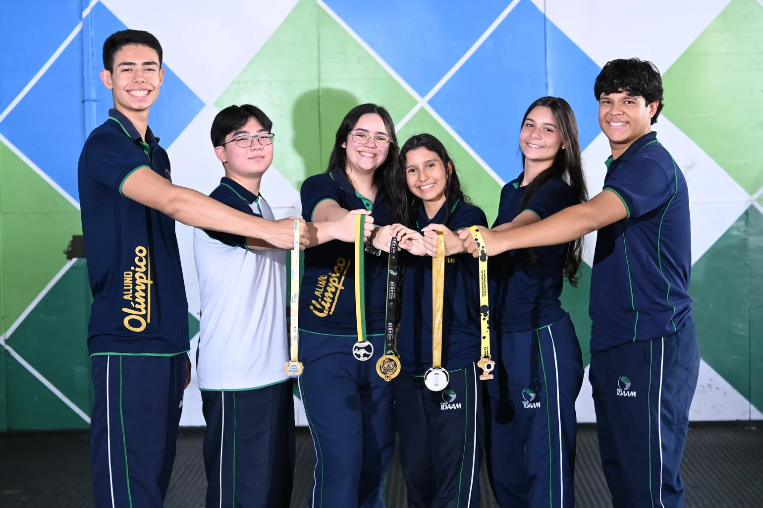 Alunos do IDAAM com medalhas de olimpíadas do conhecimento