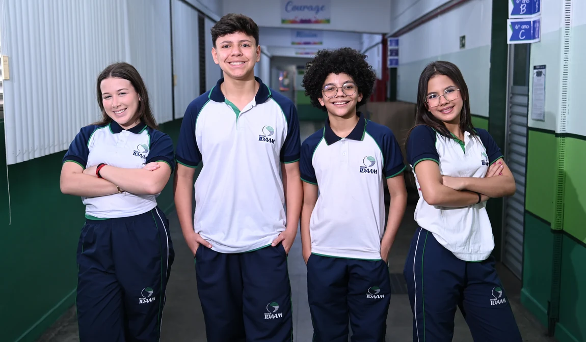 Estudantes do Ensino Fundamental do IDAAM juntos na escola