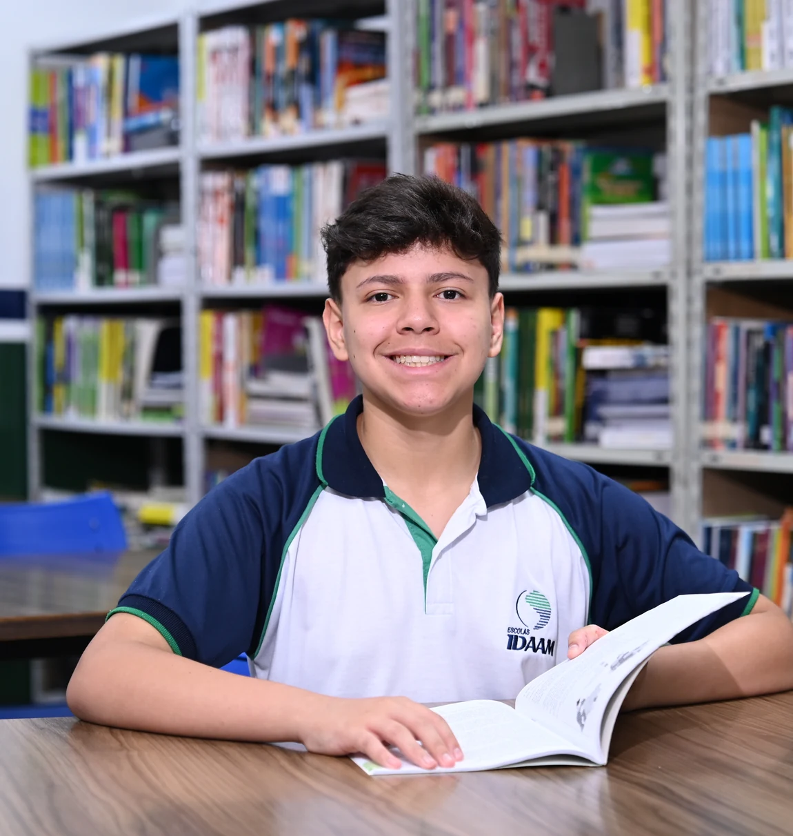 Estudante do Fundamental do IDAAM lendo um livro na biblioteca