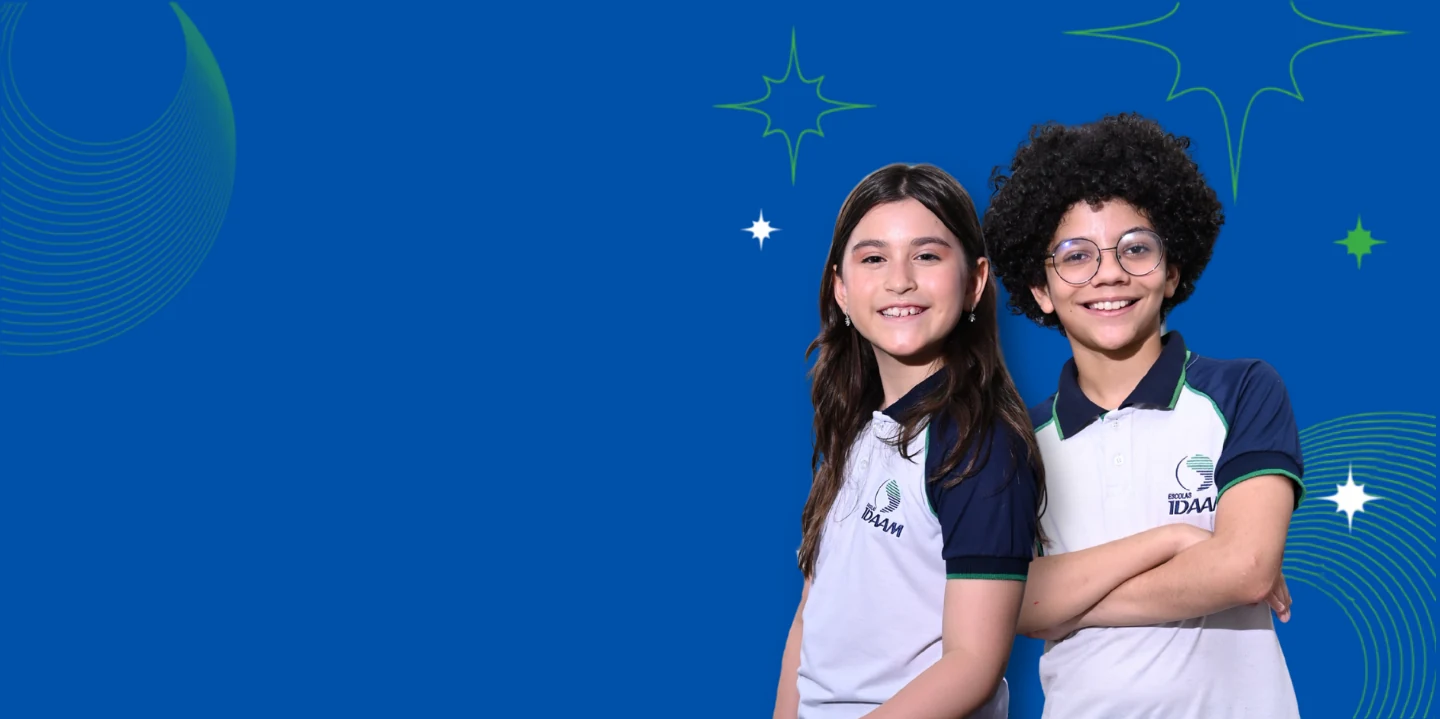 Dois estudantes do Ensino Fundamental do IDAAM uniformizados, lado a lado