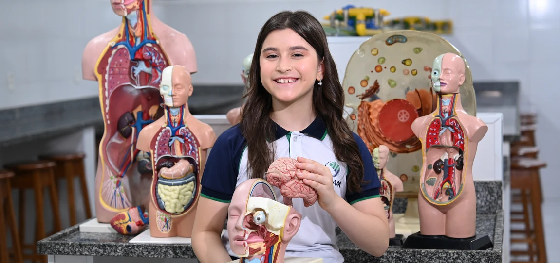 Estudante do IDAAM em atividade prática de ciências