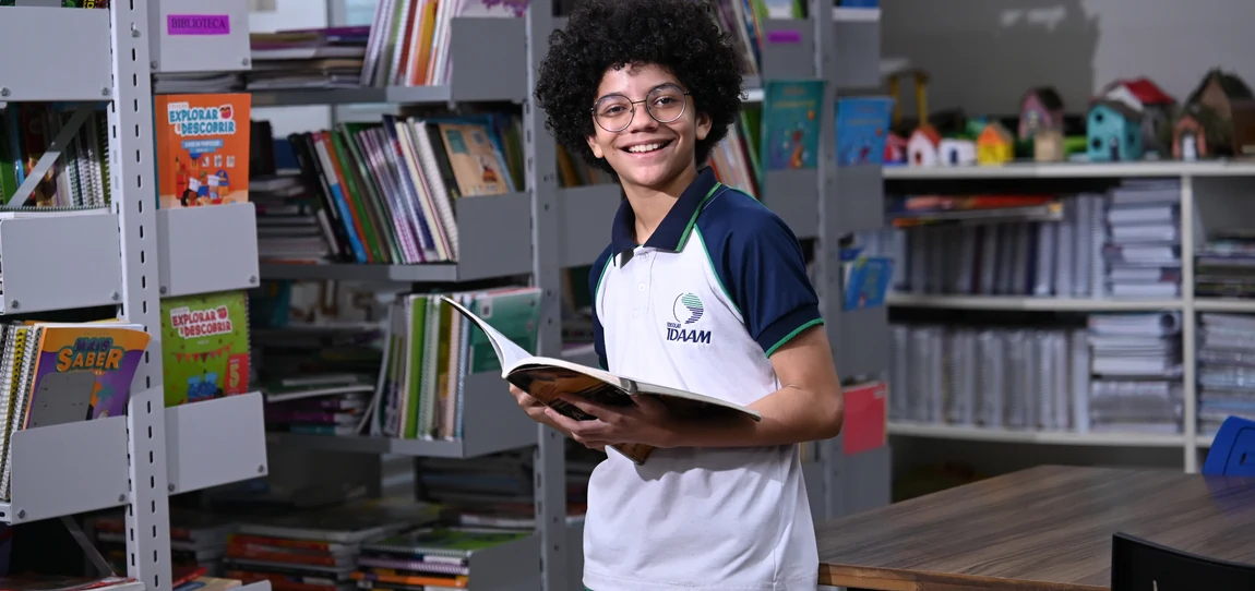 Estudante do IDAAM lendo na biblioteca